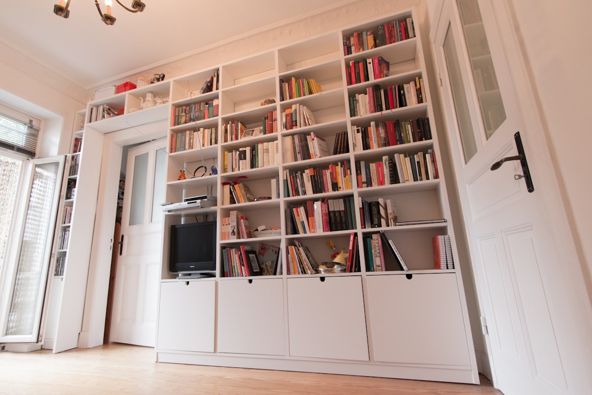 Bibliotecă până în tavan, cu scară